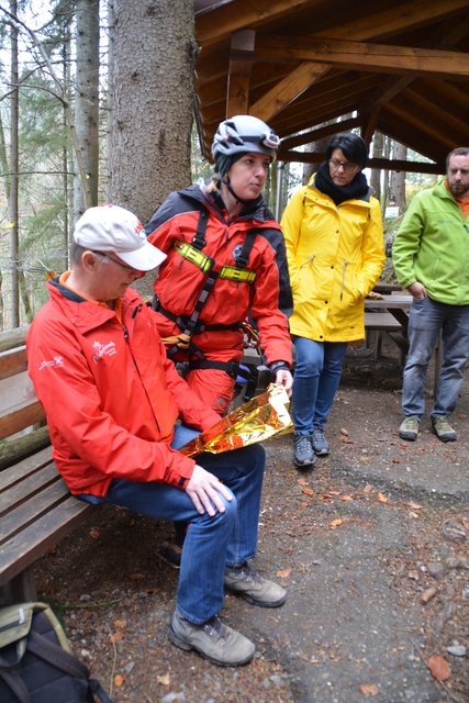 Die Höhlenführer der Naturfreunde Kienberg-Gaming erfuhren bei der Übung mit der Höhlenrettung und der Bergrettung, wie man Verletzte am besten in der Ötscher-Tropfsteinhöhle erstversorgen kann.