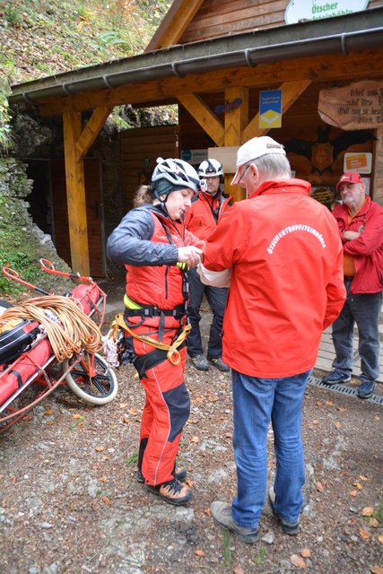 Die Höhlenführer der Naturfreunde Kienberg-Gaming erfuhren bei der Übung mit der Höhlenrettung und der Bergrettung, wie man Verletzte am besten in der Ötscher-Tropfsteinhöhle erstversorgen kann.