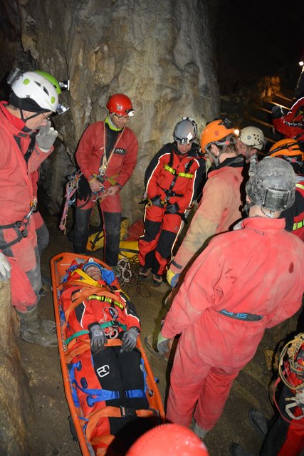 Ein Schwerverletzter wird jetzt abtransportiert.