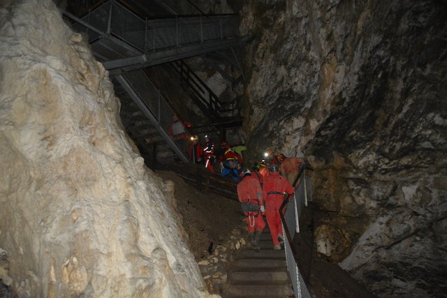 Ein Schwerverletzter wird jetzt abtransportiert.