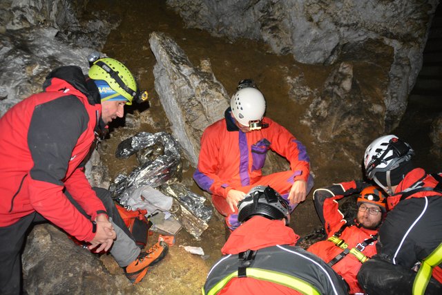Ein Verletzter muss in der Tropfsteinhöhle erstversorgt werden.