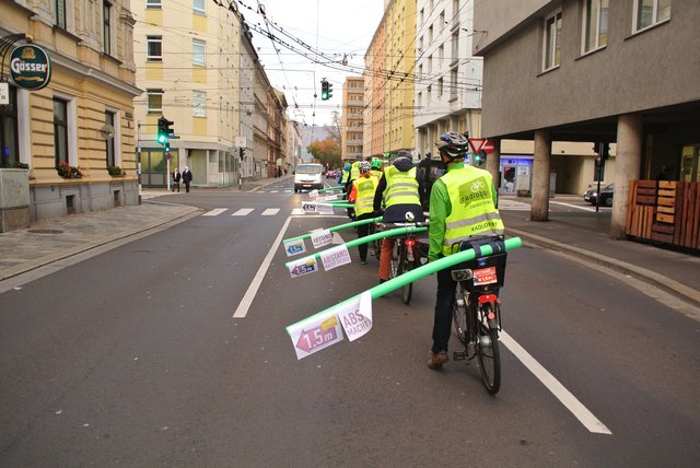 In der Fahrschule wird gelehrt, dass bei Tempo 50 mindestens 1,5 Meter Seitenabstand einzuhalten sind. | Foto: Radlobby Oberösterreich