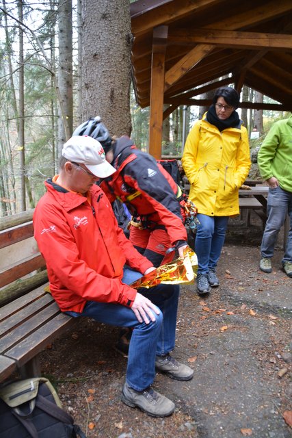 Die Höhlenführer der Naturfreunde Kienberg-Gaming erfuhren bei der Übung mit der Höhlenrettung und der Bergrettung, wie man Verletzte am besten in der Ötscher-Tropfsteinhöhle erstversorgen kann.