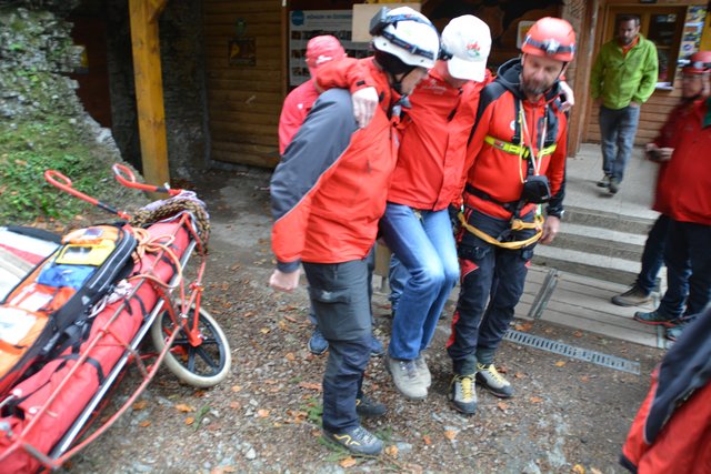 Die Höhlenführer der Naturfreunde Kienberg-Gaming erfuhren bei der Übung mit der Höhlenrettung und der Bergrettung, wie man Verletzte am besten aus der Ötscher-Tropfsteinhöhle transportieren kann.