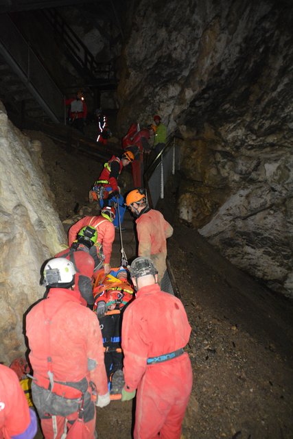 Ein Schwerverletzter wird jetzt abtransportiert.
