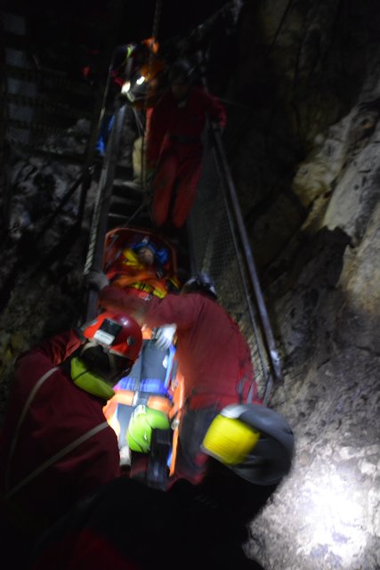 Ein Schwerverletzter wird jetzt abtransportiert.