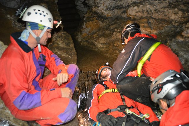 Ein Verletzter muss in der Tropfsteinhöhle erstversorgt werden.