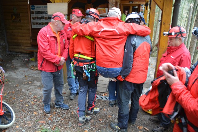 Die Höhlenführer der Naturfreunde Kienberg-Gaming erfuhren bei der Übung mit der Höhlenrettung und der Bergrettung, wie man Verletzte am besten aus der Ötscher-Tropfsteinhöhle transportieren kann.