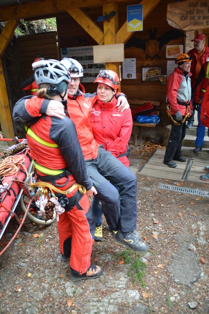 Die Höhlenführer der Naturfreunde Kienberg-Gaming erfuhren bei der Übung mit der Höhlenrettung und der Bergrettung, wie man Verletzte am besten aus der Ötscher-Tropfsteinhöhle transportieren kann.