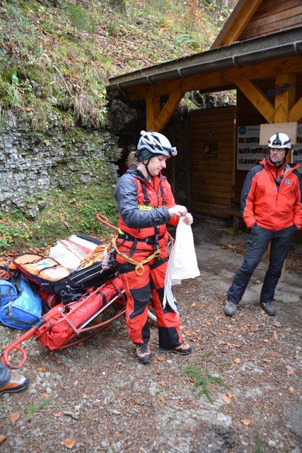 Die Höhlenführer der Naturfreunde Kienberg-Gaming erfuhren bei der Übung mit der Höhlenrettung und der Bergrettung, wie man Verletzte am besten in der Ötscher-Tropfsteinhöhle erstversorgen kann.