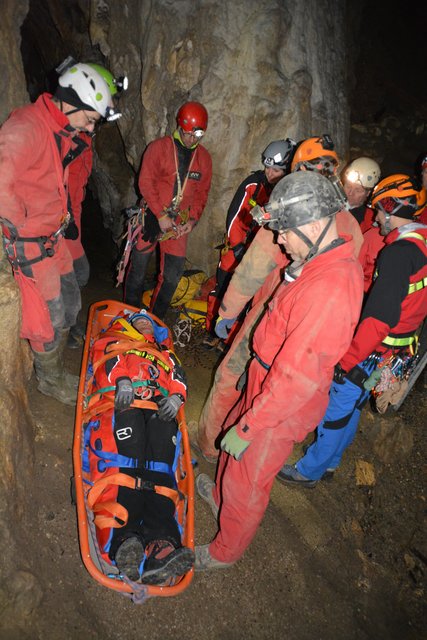 Ein Schwerverletzter wird jetzt abtransportiert.