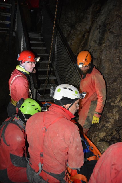 Ein Schwerverletzter wird jetzt abtransportiert.