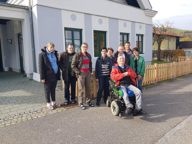 Die Bewohner des Lebenshilfe-Wohnhauses in Wang freuen sich über ihren neuen Zaun. | Foto: Club Schöneres Wang