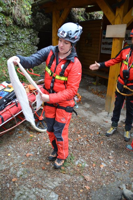 Die Höhlenführer der Naturfreunde Kienberg-Gaming erfuhren bei der Übung mit der Höhlenrettung und der Bergrettung, wie man Verletzte am besten aus der Ötscher-Tropfsteinhöhle transportieren kann.