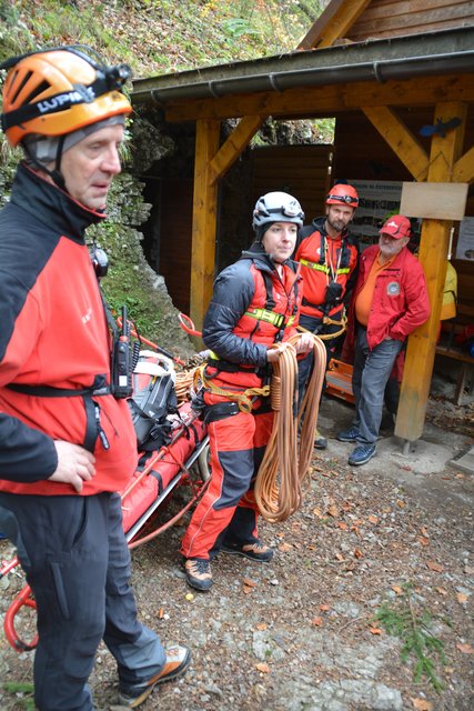 Die Höhlenführer der Naturfreunde Kienberg-Gaming erfuhren bei der Übung mit der Höhlenrettung und der Bergrettung, wie man Verletzte am besten aus der Ötscher-Tropfsteinhöhle transportieren kann.