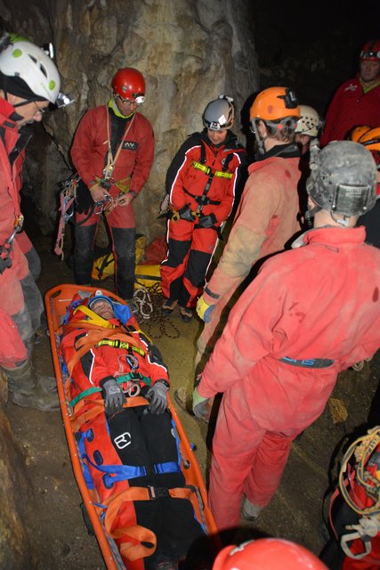 Ein Schwerverletzter wird jetzt abtransportiert.