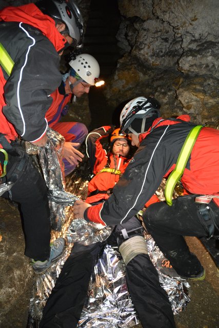 Ein Verletzter muss in der Tropfsteinhöhle erstversorgt werden.