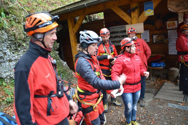 Die Höhlenführer der Naturfreunde Kienberg-Gaming erfuhren bei der Übung mit der Höhlenrettung und der Bergrettung, wie man Verletzte am besten aus der Ötscher-Tropfsteinhöhle transportieren kann.