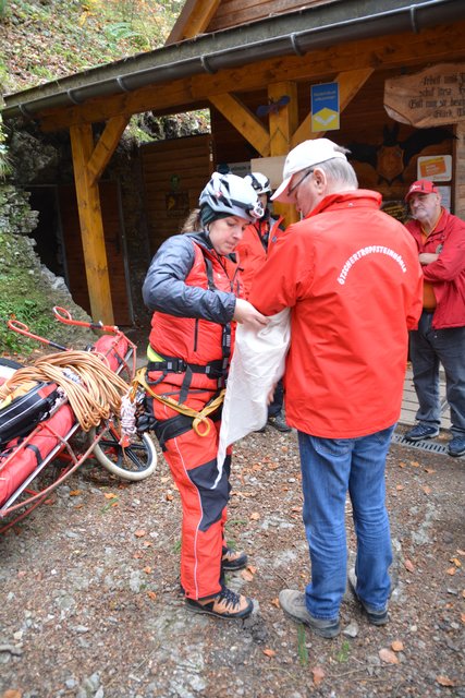 Die Höhlenführer der Naturfreunde Kienberg-Gaming erfuhren bei der Übung mit der Höhlenrettung und der Bergrettung, wie man Verletzte am besten in der Ötscher-Tropfsteinhöhle erstversorgen kann.