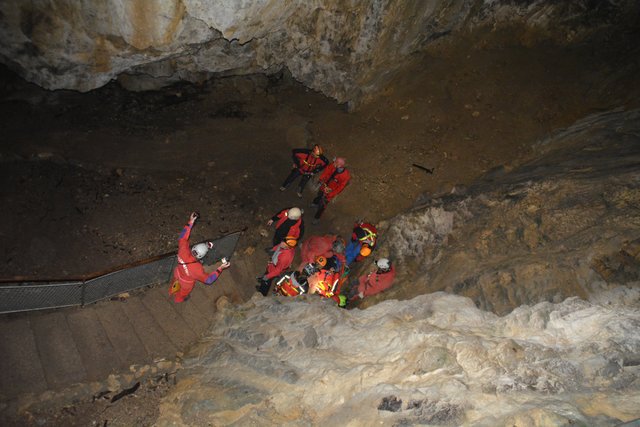 Übung der Höhlenretter: Die Höhlenführer, die Höhlenrettung und die Bergrettung übten den Ernstfall in der Ötscher-Tropfsteinhöhle.