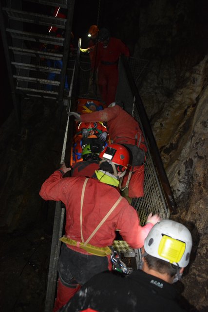 Ein Schwerverletzter wird jetzt abtransportiert.