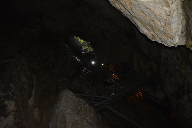 Übung der Höhlenretter: Die Höhlenführer, die Höhlenrettung und die Bergrettung übten den Ernstfall in der Ötscher-Tropfsteinhöhle.