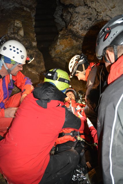 Ein Verletzter muss in der Tropfsteinhöhle erstversorgt werden.