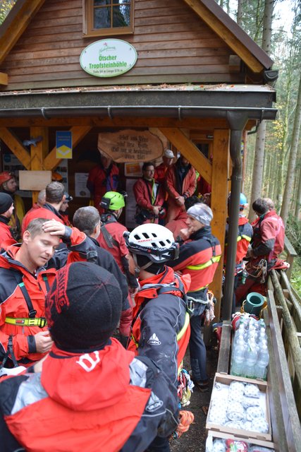 Übung der Höhlenretter: Die Höhlenführer, die Höhlenrettung und die Bergrettung übten den Ernstfall in der Ötscher-Tropfsteinhöhle.