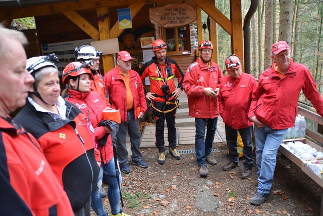 Die Höhlenführer der Naturfreunde Kienberg-Gaming erfuhren bei der Übung mit der Höhlenrettung und der Bergrettung, wie man Verletzte am besten in der Ötscher-Tropfsteinhöhle erstversorgen kann.