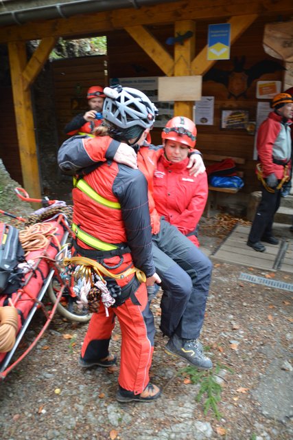 Die Höhlenführer der Naturfreunde Kienberg-Gaming erfuhren bei der Übung mit der Höhlenrettung und der Bergrettung, wie man Verletzte am besten aus der Ötscher-Tropfsteinhöhle transportieren kann.