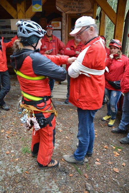 Die Höhlenführer der Naturfreunde Kienberg-Gaming erfuhren bei der Übung mit der Höhlenrettung und der Bergrettung, wie man Verletzte am besten in der Ötscher-Tropfsteinhöhle erstversorgen kann.