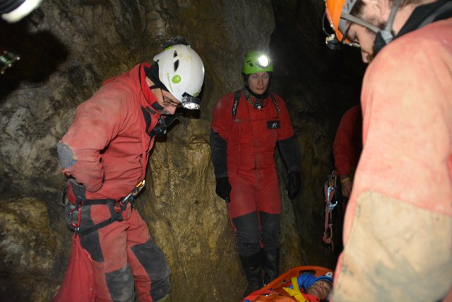 Ein Schwerverletzter wird jetzt abtransportiert.
