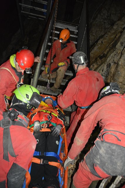 Ein Schwerverletzter wird jetzt abtransportiert.