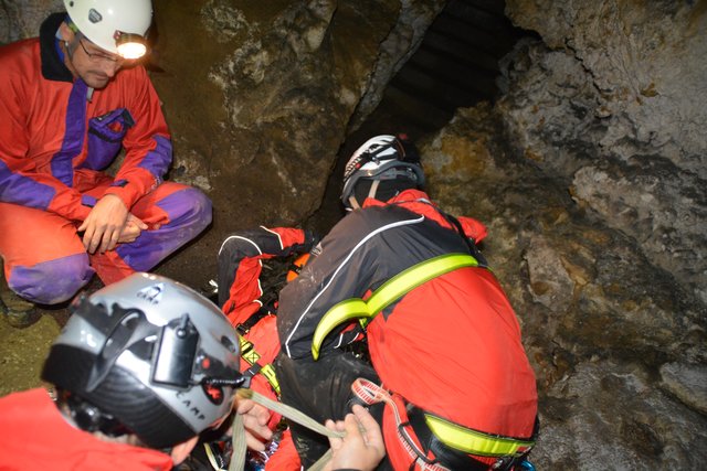 Ein Verletzter muss in der Tropfsteinhöhle erstversorgt werden.