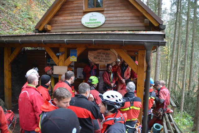 Übung der Höhlenretter: Die Höhlenführer, die Höhlenrettung und die Bergrettung übten den Ernstfall in der Ötscher-Tropfsteinhöhle.