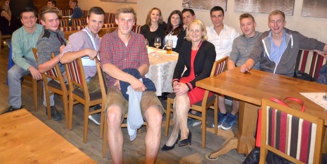 Die Jungbürger der Gemeinde Kirchberg mit LA Claudia Hagsteiner.