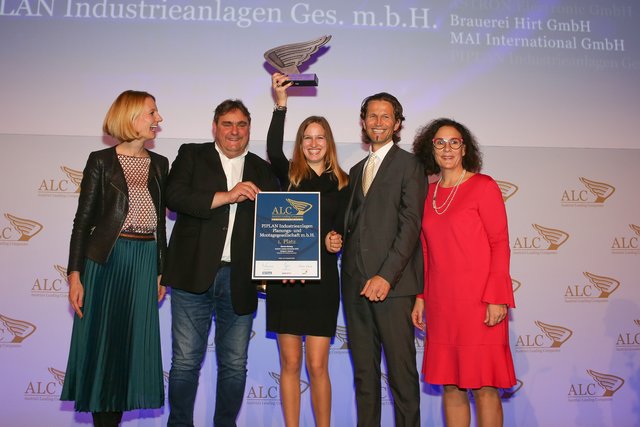 Wirtschaftskammer-Kärnten-Vizepräsidentin Carmen Goby, Piplan-Schweiß-Werkmeister Wolfgang Goller, Vanessa Matzka, Piplan-Chef Harald Matzka und KSV1870-Niederlassungsleiterin Barbara Wiesler-Hofer (von links) | Foto: Günther Peroutka/"Die Presse"