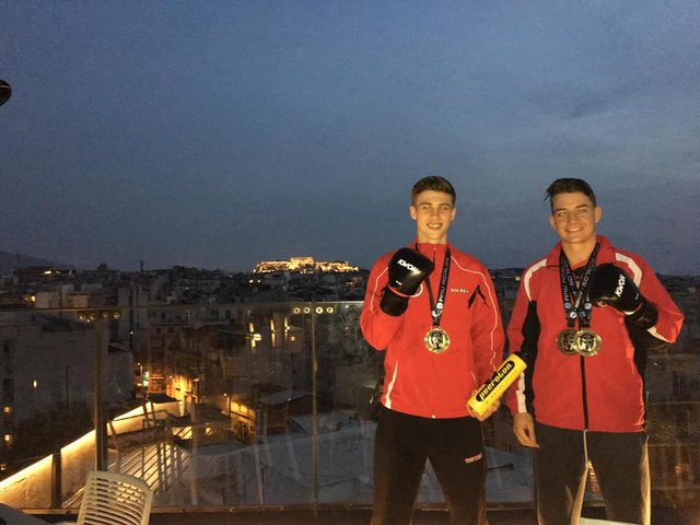 Elias Hangweyrer (17 Jahre) und Sebastian Zielke (21 Jahre) feierten ihre Goldmedaillen in Athen.