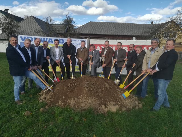 Spatenstich in Wang: In der Erlaufstraße entsteht ein neues Haus mit zehn Wohneinheiten und zwei Geschäftslokalen. | Foto: Beatrix Eßletzbichler
