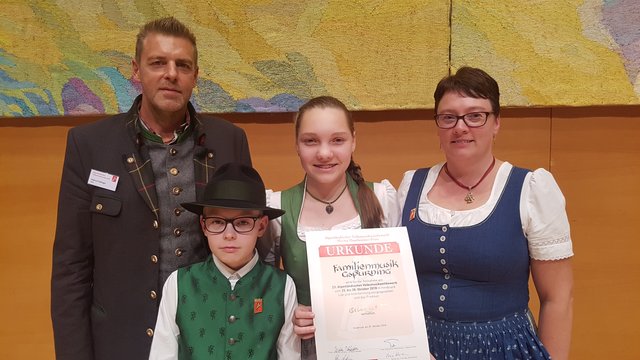 Musiklehrer Helmut Fellinger (links) mit der Familie Gspurning.  | Foto: KK