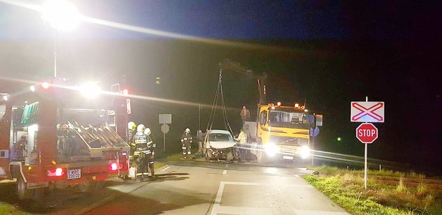 Die Kameraden der Freiwilligen Feuerwehr (FF) St. Paul sicherten die Unfallstelle beim Bahnübergang in Aich bei St. Andrä ab | Foto: Freiwillige Feuerwehr (FF) St. Paul