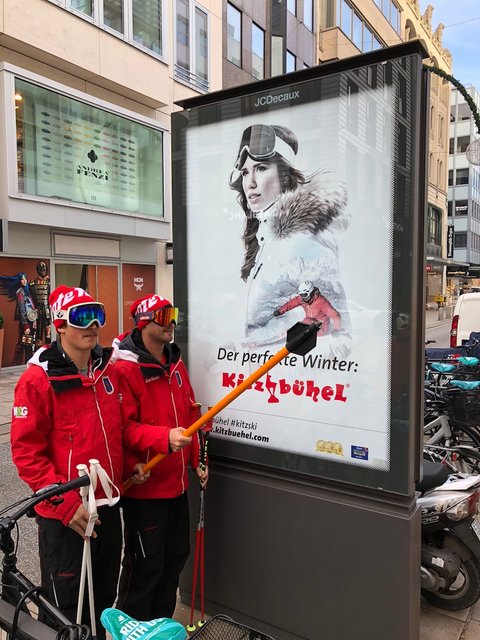 In witzigen Posen zeigen sich vier Kitzbüheler Skilehrer in Hamburg. | Foto: Kitzbühel Tourismus