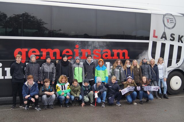 Dank Schülerin Magdalena Obermaier (2. v.r. kniend) fuhr die gesamte 3a-Klasse der NMS Schörfling nach Pasching zum LASK-Spiel.  | Foto: NMS Schörfling
