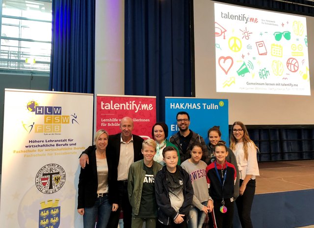 Workshop zum sozialen Lernen im Atrium des Rathauses – mit 600 SchülerInnen und Karina Marian, MA (NMS Marc Aurel), Helmut Neumayr (LSR Außenstelle Tulln), Stadträtin Susanne Stöhr-Eißert und Bernhard Hofer (talentify.me). | Foto: Stadtgemeinde Tulln