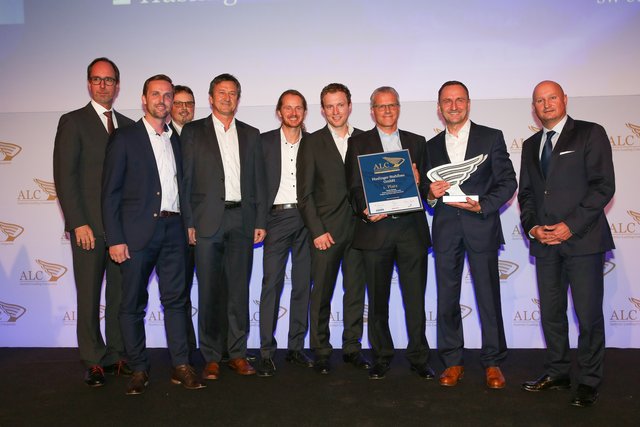 Industriellenvereinigung-Kärnten-Präsident Timo Springer (links) und das Siegerteam von Haslinger Stahlbau mit Chef Arno Sorger sowie PwC-Österreich-Geschäftsführer Dietmar Stefan (rechts) | Foto: Günther Peroutka/"Die Presse"