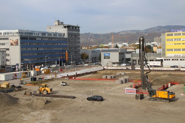 Die Linz AG investiert kräftig in das Hafenareal. Derzeit werden Tiefgarage, ein Parkdeck sowie ein neues Lkw-Terminal gebaut.