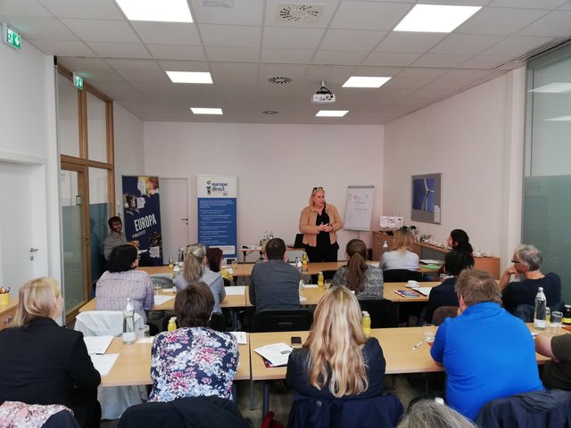 Claudia Schmidt gab den Anwesenden einen Einblick über die Aufgabe und Rolle des EU-Parlaments und ihren Arbeitsalltag als Europaparlamentarierin. | Foto: EDIC Salzburg Süd - Ländlicher Raum