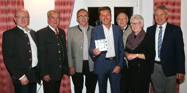 Auch Bürgermeisterkollegen gratulierten:&lt;/f&gt; Johann Schlachter, Karl Staudinger, Rupert Imlinger, Jubilar Berthold Reiter, Johann Öhlinger, Ulrike Hille und Johann Forstinger (v.l.). | Foto: Helmut Klein