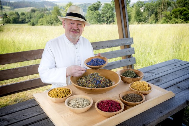 Kräuterpfarrer Benedikt beim Mischen des Jubiläumstees. | Foto: Reinhard Podolsky