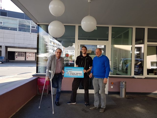 Der Obmann des Vereins "Klangfarben", Michael Litzko (li.) konnte 640 Euro an Spenden an die Herberge Innsbruck übergeben.